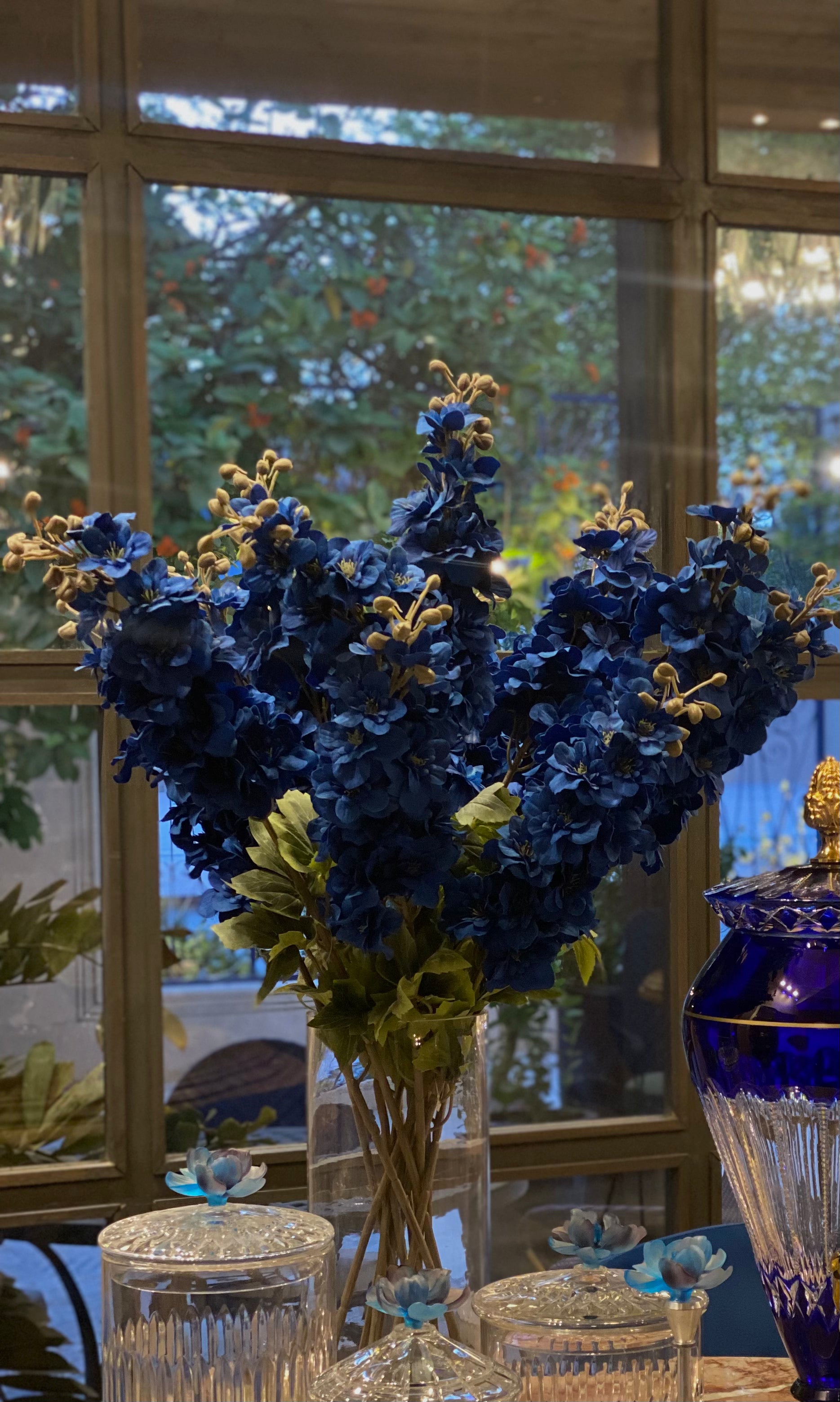 Azur Blu Crystal Gift Set wit Silk Faux Flower Arrangement