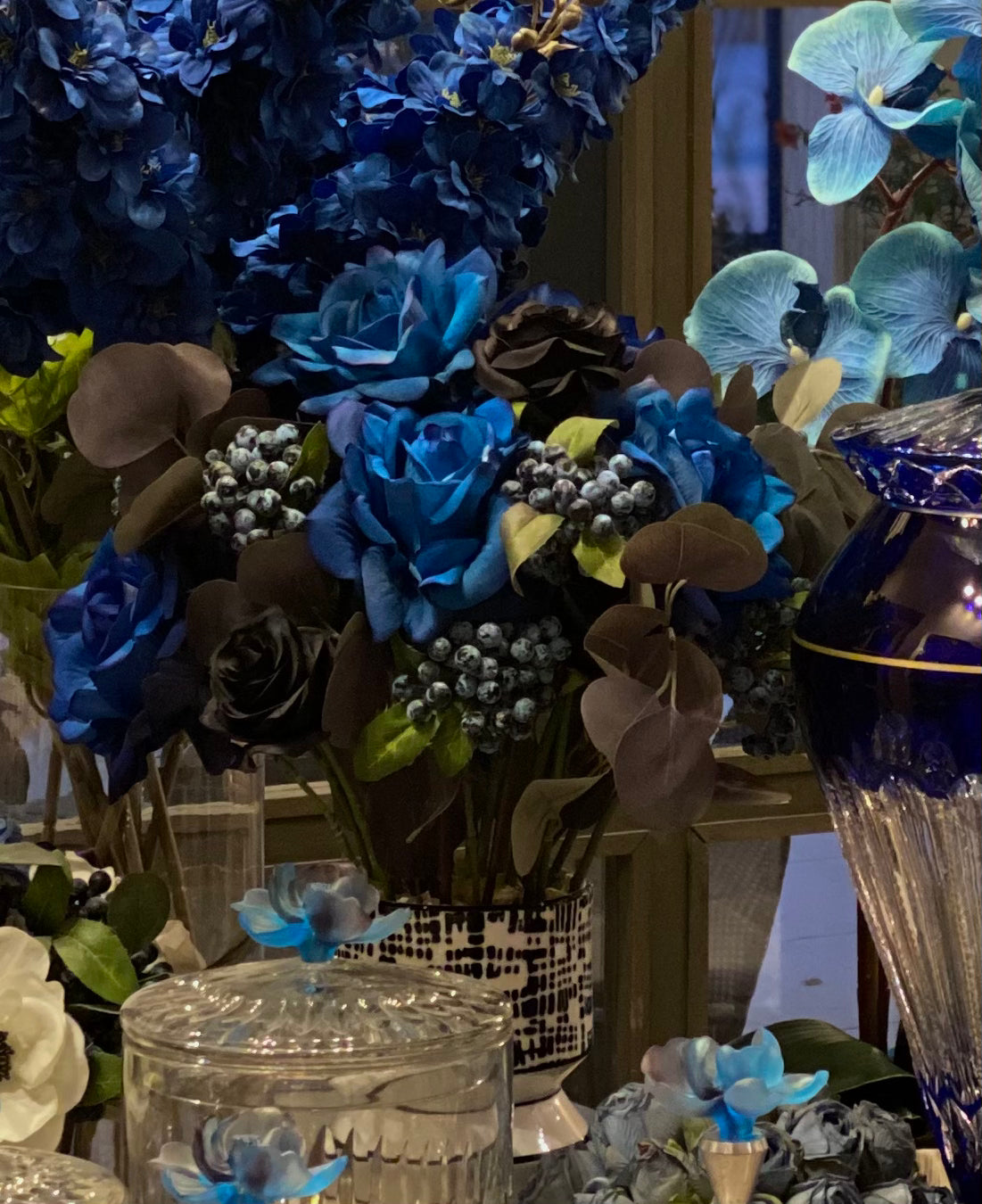 Azur Blu Crystal Gift Set wit Silk Faux Flower Arrangement