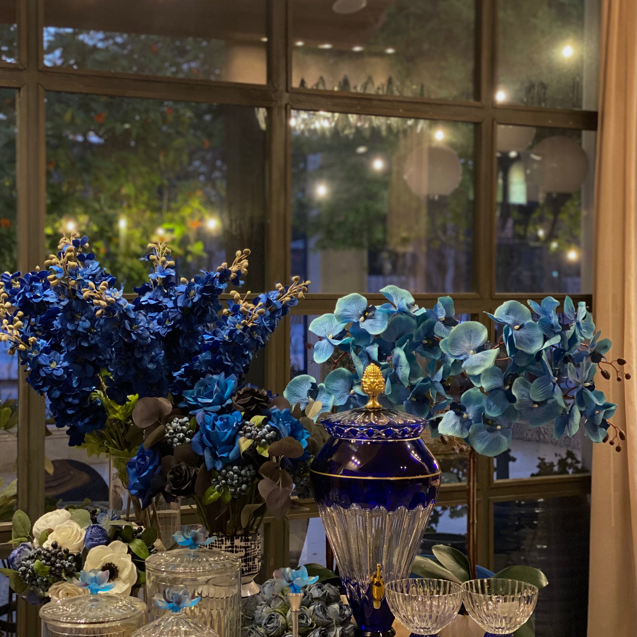 Azur Blu Crystal Gift Set wit Silk Faux Flower Arrangement