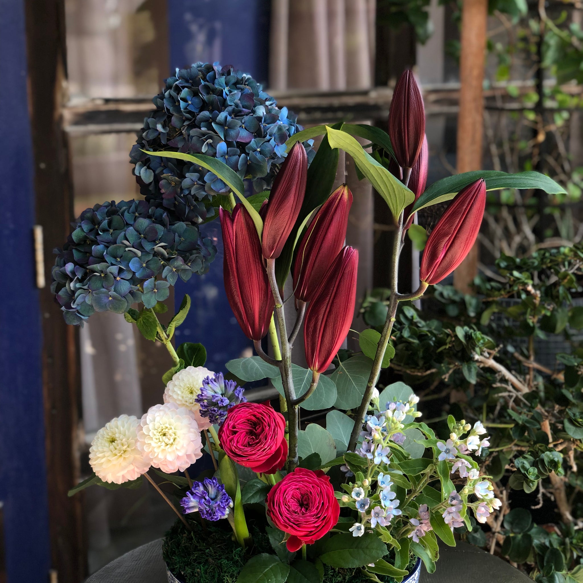 Art Frech Vase Flower Arrangement